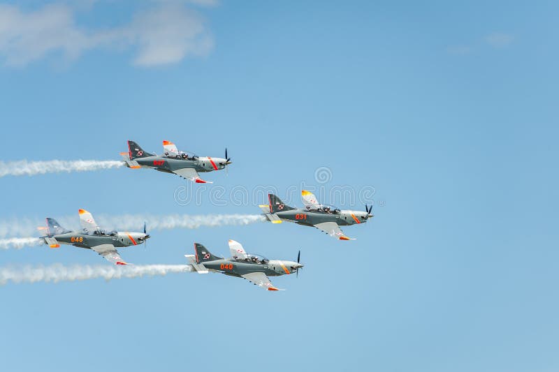 El equipo de Orlik muestra que las grandes demostraciones y las hojas detrás de a fuman en el cielo fotografía de archivo