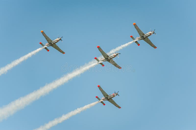 El equipo de Orlik muestra que las grandes demostraciones y las hojas detrás de a fuman en el cielo imagen de archivo libre de regalías
