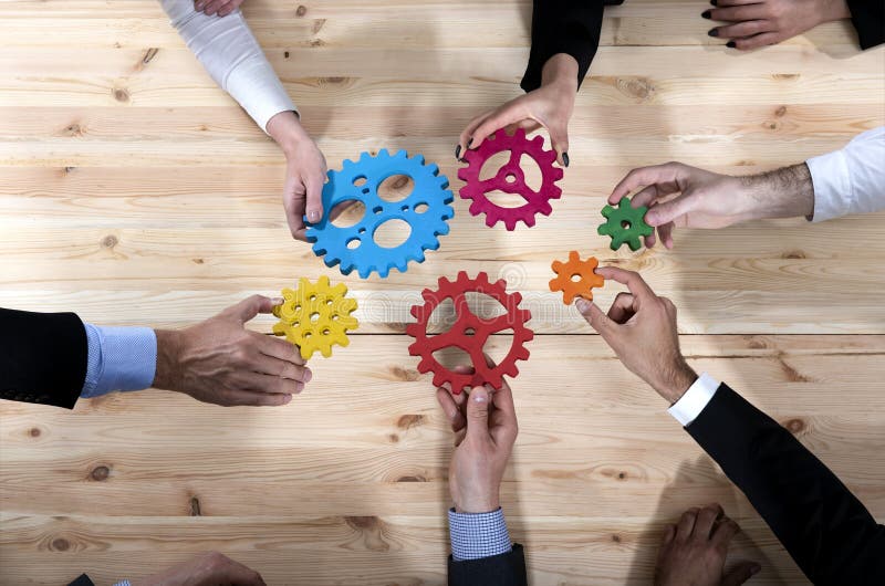 El equipo del negocio conecta pedazos de engranajes Trabajo en equipo, sociedad y concepto de la integración imagen de archivo libre de regalías El equipo del negocio conecta pedazos de engranajes Trabajo en equipo, sociedad y concepto de la integración imagen de archivo libre de regalías