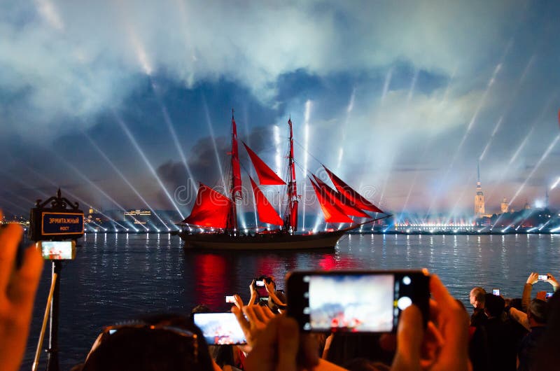El escarlata navega el día de fiesta para los diplomados de escuela en St Petersburg Gente que toma las fotos de la nave con las imagenes de archivo El escarlata navega el día de fiesta para los diplomados de escuela en St Petersburg Gente que toma las fotos de la nave con las imagenes de archivo