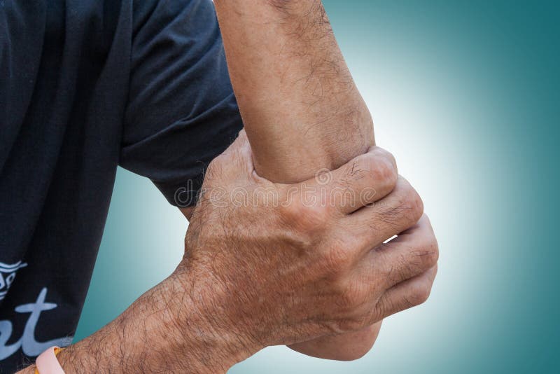 El esguince Los músculos tensen en la mano del viejo hombre en fondo foto de archivo El esguince Los músculos tensen en la mano del viejo hombre en fondo foto de archivo