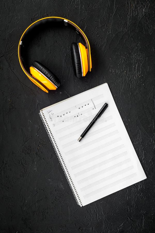 El espacio de trabajo del compositor o DJ con los auriculares y las notas ennegrece la maqueta de la opinión superior del fondo