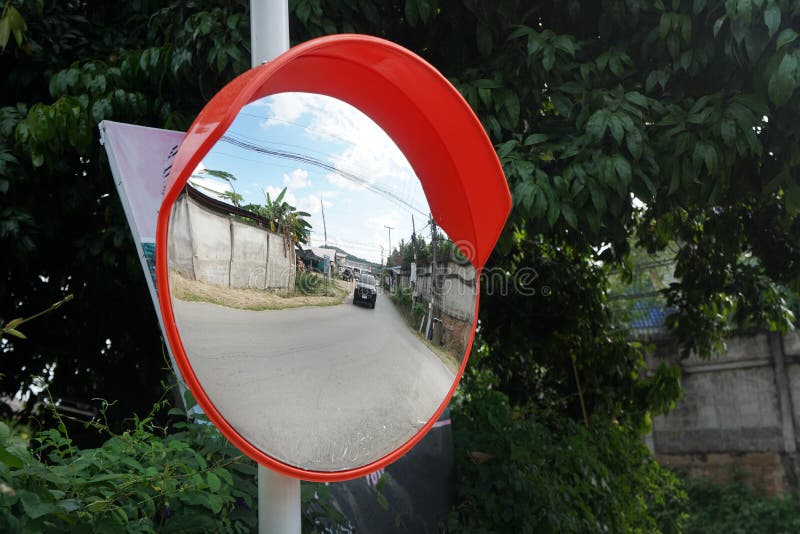 El espejo convexo circular ayuda a las esquinas de tráfico cruce de carreteras puntos ciegos ayudando a ver mejor reducir el accid imagen de archivo libre de regalías