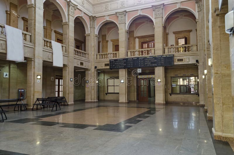 El esperar-cuarto con el anuncio en blanco de la cartelera en el viejo ferrocarril foto de archivo libre de regalías El esperar-cuarto con el anuncio en blanco de la cartelera en el viejo ferrocarril foto de archivo libre de regalías