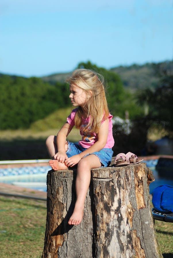 El esperar de la niña fotos de archivo libres de regalías El esperar de la niña fotos de archivo libres de regalías
