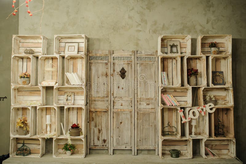 El Estante De Madera Del Vintage Con Los Libros Enjaula Las Flores