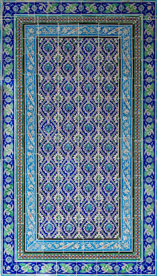 El estilo del otomano esmaltó las baldosas cerámicas adornadas con las ornamentaciones florales manufacturadas en Iznik fotografía de archivo libre de regalías El estilo del otomano esmaltó las baldosas cerámicas adornadas con las ornamentaciones florales manufacturadas en Iznik fotografía de archivo libre de regalías