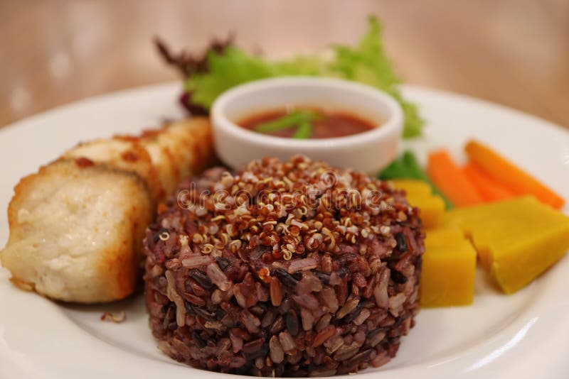 El estilo tailandés coció el arroz de la Arroz-baya al vapor con la quinoa, la lubina blanca asada a la parrilla borrosa y las ve imágenes de archivo libres de regalías El estilo tailandés coció el arroz de la Arroz-baya al vapor con la quinoa, la lubina blanca asada a la parrilla borrosa y las ve imágenes de archivo libres de regalías