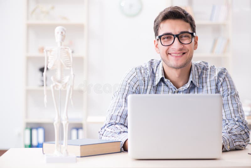 El estudiante de medicina studing el esqueleto fotografía de archivo libre de regalías El estudiante de medicina studing el esqueleto fotografía de archivo libre de regalías