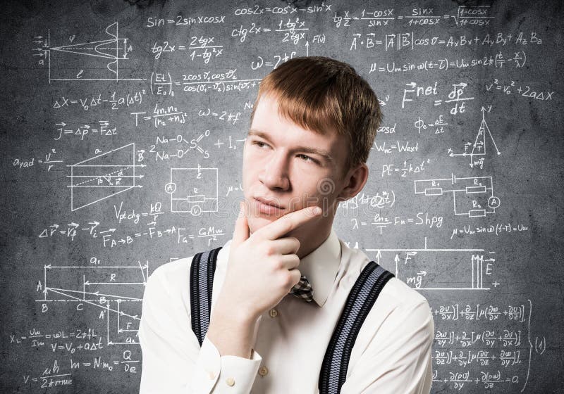 El estudiante del pelirrojo mira pensativamente hacia arriba imagen de archivo libre de regalías El estudiante del pelirrojo mira pensativamente hacia arriba imagen de archivo libre de regalías