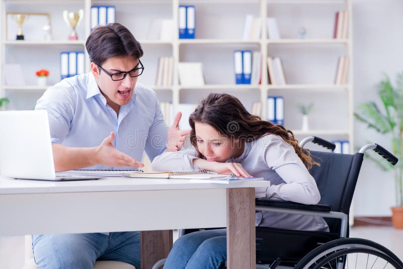 El estudiante discapacitado que estudia y que se prepara para los exámenes de la universidad foto de archivo libre de regalías