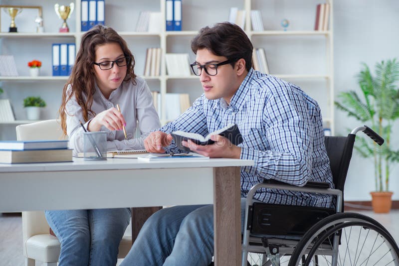 El estudiante discapacitado que estudia y que se prepara para los exámenes de la universidad imagen de archivo
