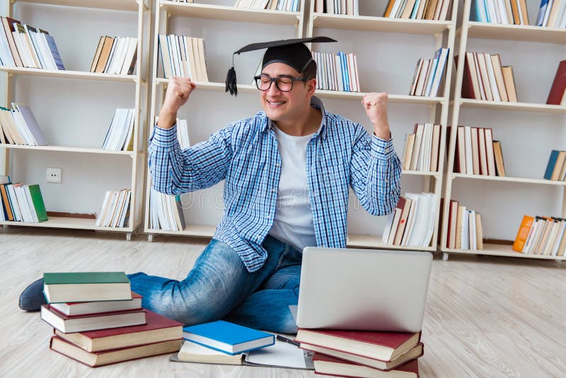 El estudiante joven que estudia con los libros imagenes de archivo