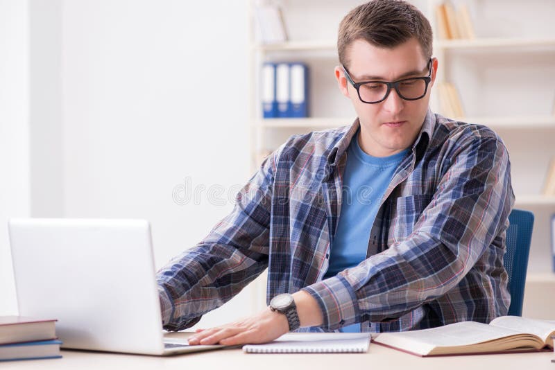 El estudiante joven que estudia sobre Internet en concepto del teleaprendizaje fotos de archivo