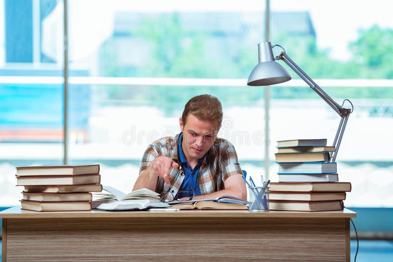 El estudiante masculino joven que se prepara para los exámenes de la High School secundaria fotos de archivo libres de regalías El estudiante masculino joven que se prepara para los exámenes de la High School secundaria fotos de archivo libres de regalías
