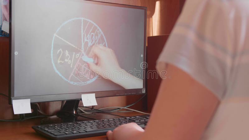 El estudiante mira la lección en línea y aprende en casa. una niña hace su tarea mientras mira la computadora