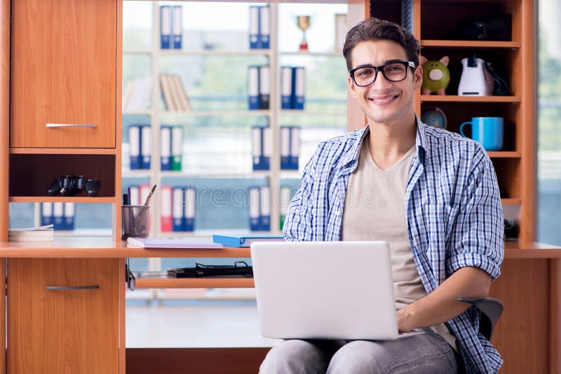 El estudiante que estudia en casa la preparación para el examen fotografía de archivo
