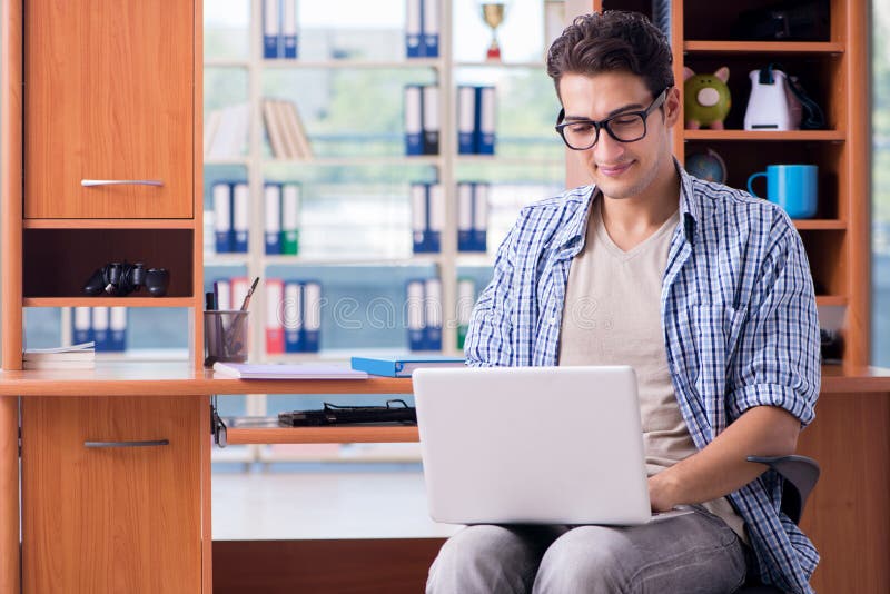 El estudiante que estudia en casa la preparación para el examen foto de archivo