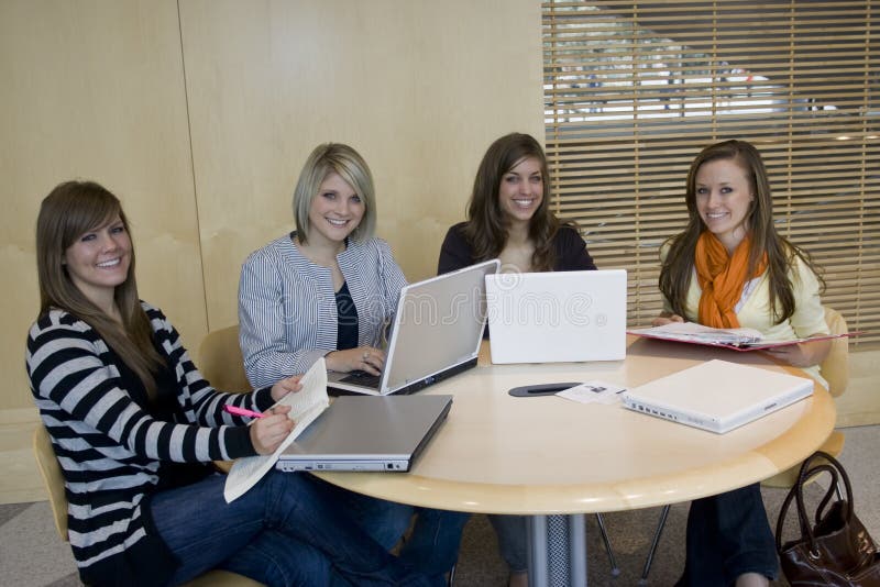 El estudiar de los estudiantes imágenes de archivo libres de regalías El estudiar de los estudiantes imágenes de archivo libres de regalías