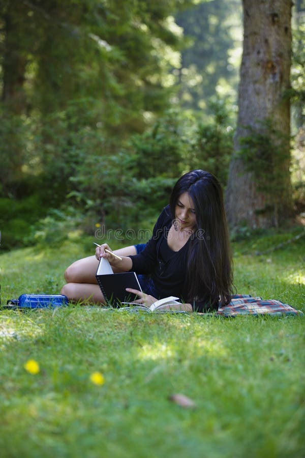 el estudiar moreno hermoso de la mujer fotografía de archivo el estudiar moreno hermoso de la mujer fotografía de archivo