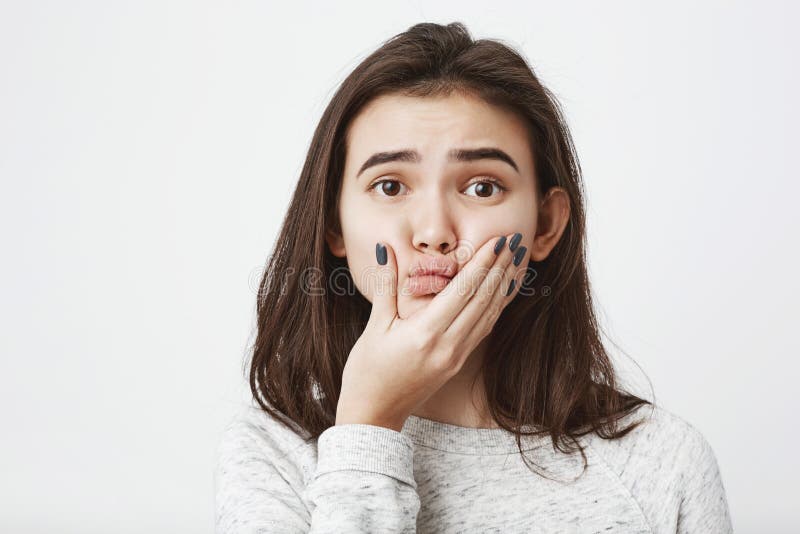 El estudio del primer tiró de estudiante caucásico hermoso joven, exprimiendo sus labios con la mano y levantando las cejas La mu imagen de archivo El estudio del primer tiró de estudiante caucásico hermoso joven, exprimiendo sus labios con la mano y levantando las cejas La mu imagen de archivo