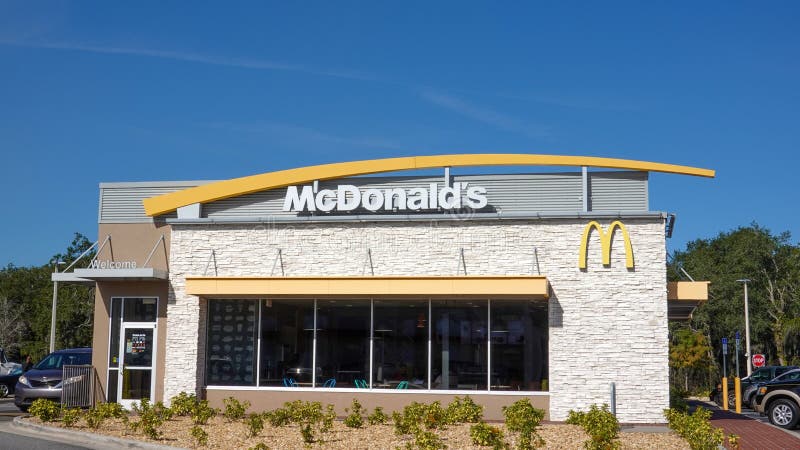 El Exterior De Un Restaurante De Comida Rápida Mcdonalds En Un Día Soleado  En Orlando Florida Foto de archivo editorial - Imagen de fritadas, malo:  228832383