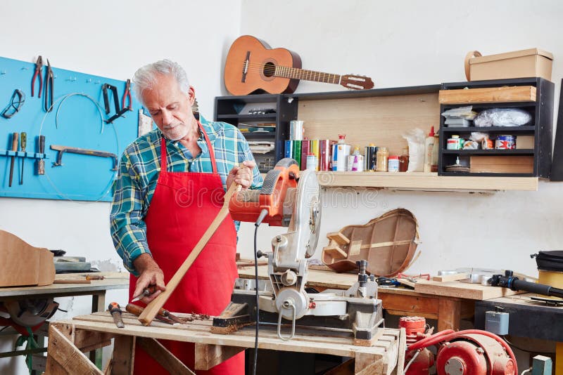 El fabricante de la guitarra o más luthier hace la nueva guitarra imágenes de archivo libres de regalías El fabricante de la guitarra o más luthier hace la nueva guitarra imágenes de archivo libres de regalías