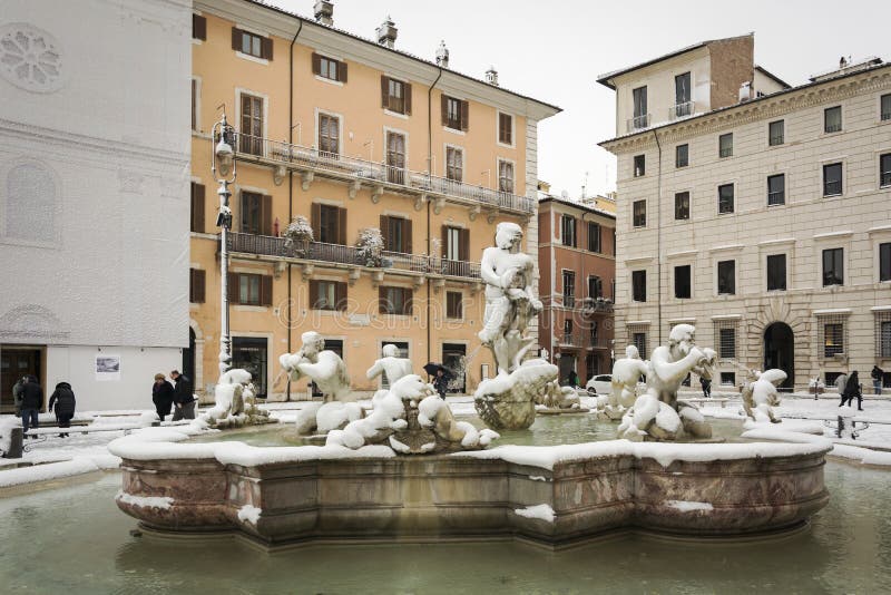 El famosos amarran la fuente Fontana del Moro en la plaza Navona después de las nevadas inusuales del 26 de febrero de 2018 en Ro imagen de archivo libre de regalías El famosos amarran la fuente Fontana del Moro en la plaza Navona después de las nevadas inusuales del 26 de febrero de 2018 en Ro imagen de archivo libre de regalías