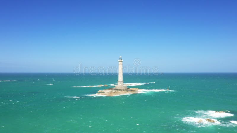 El faro de cap de la hague en medio de las rocas