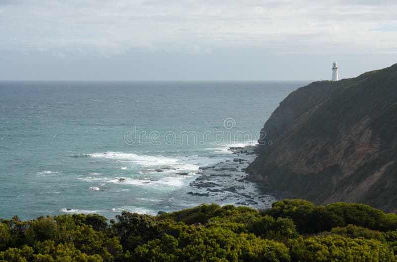 El faro de Otway del cabo en la distancia en el gran camino del océano en Australia foto de archivo libre de regalías El faro de Otway del cabo en la distancia en el gran camino del océano en Australia foto de archivo libre de regalías