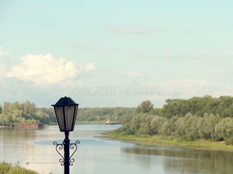 El farol es hermoso contra la perspectiva del paisaje del verano imágenes de archivo libres de regalías El farol es hermoso contra la perspectiva del paisaje del verano imágenes de archivo libres de regalías