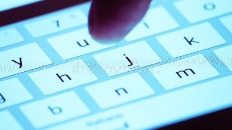 El finger que toca llaves virtuales forma un teclado digital de un dispositivo de la tableta de la pantalla táctil