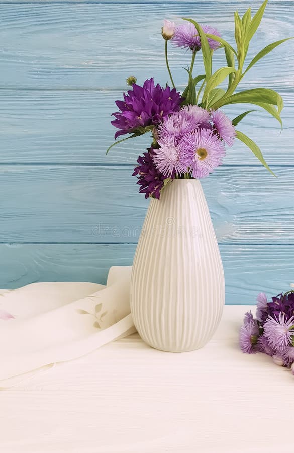 El florero florece la campana, arreglo púrpura del crisantemo en un fondo de madera imágenes de archivo libres de regalías El florero florece la campana, arreglo púrpura del crisantemo en un fondo de madera imágenes de archivo libres de regalías
