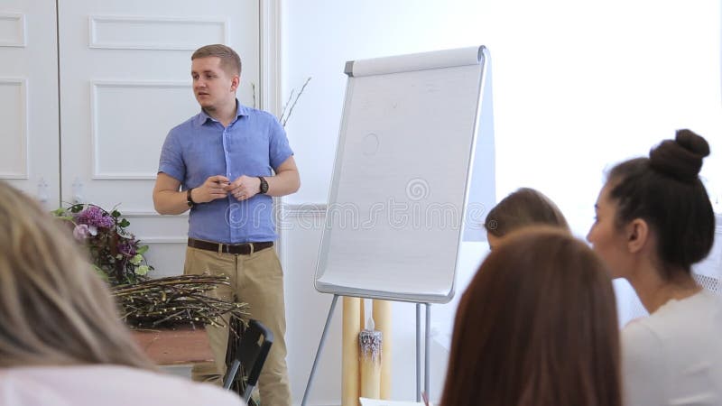 El florista profesional lleva a cabo seminario sobre la decoración floral en estudio del arte almacen de metraje de vídeo