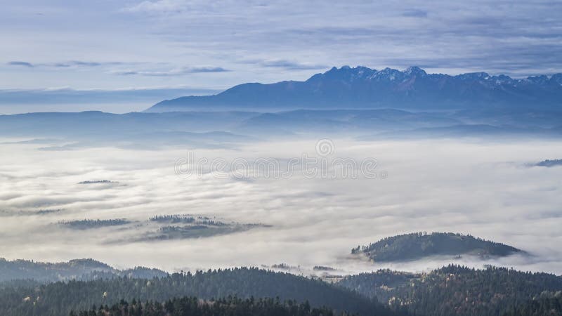 El fluir se nubla en la salida del sol en las montañas de Tatra, Polonia, Timelapse