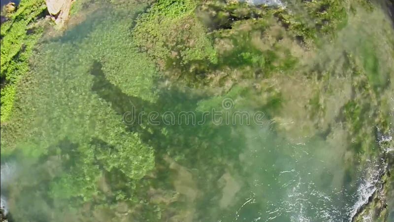 El flujo de agua cae de la roca en el gran cañón metrajes