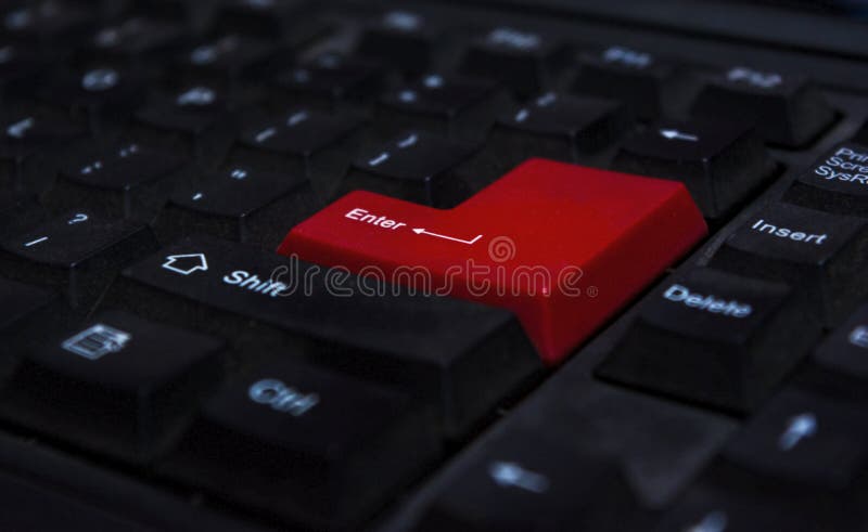 El foco selectivo de Dusty Old Computers Keyboard And en rojo incorpora llave fotografía de archivo El foco selectivo de Dusty Old Computers Keyboard And en rojo incorpora llave fotografía de archivo