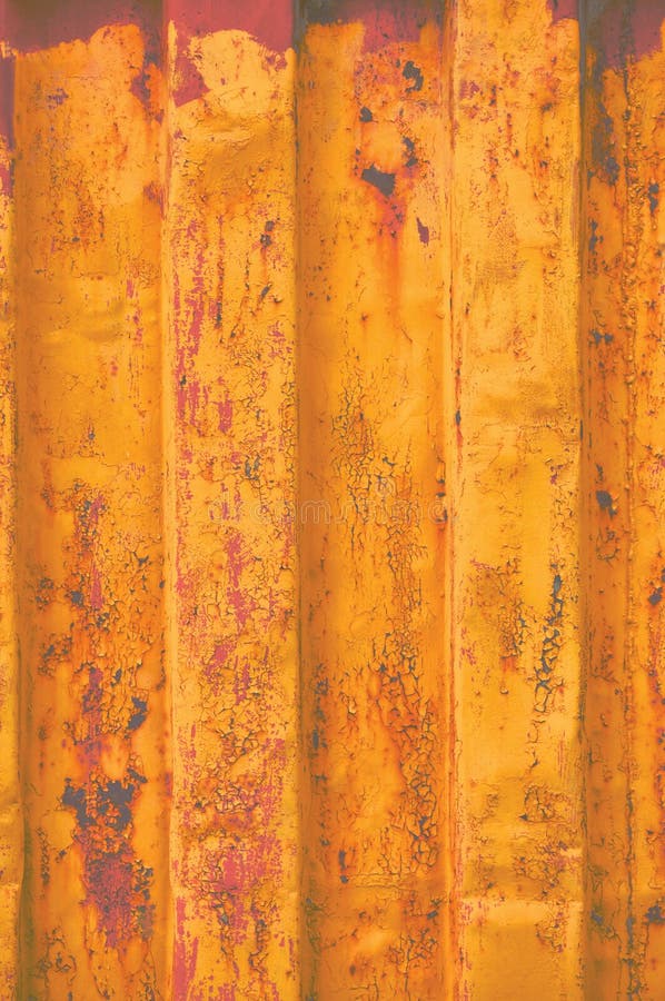 El fondo amarillo de contenedor de mar del grunge, modelo acanalado oxidado oscuro, capa roja de la cartilla, vertical aherrumbró imagen de archivo El fondo amarillo de contenedor de mar del grunge, modelo acanalado oxidado oscuro, capa roja de la cartilla, vertical aherrumbró imagen de archivo