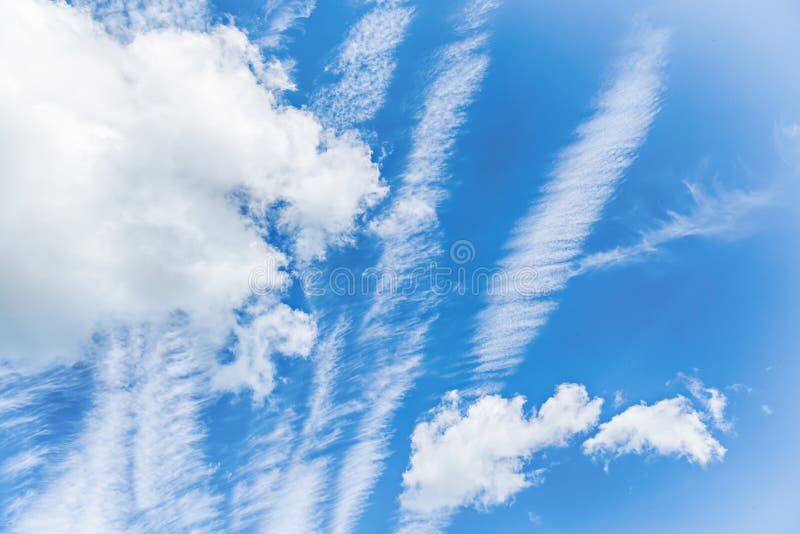 El fondo hermoso de las nubes del cielo azul y del blanco wallpaper foto de archivo libre de regalías El fondo hermoso de las nubes del cielo azul y del blanco wallpaper foto de archivo libre de regalías
