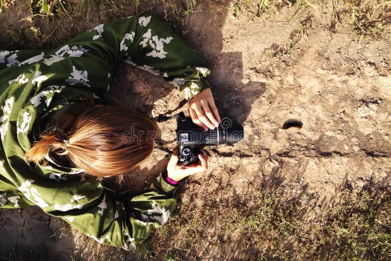 El fotógrafo está tomando una foto de la oruga que camina en el camino imágenes de archivo libres de regalías El fotógrafo está tomando una foto de la oruga que camina en el camino imágenes de archivo libres de regalías