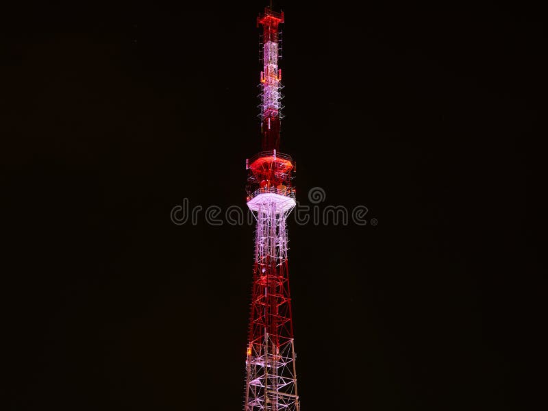 El fragmento de la torre de Krasnodar TV en la noche, en la cual los reflectores brillan y él cambia colores Rojo y blanco es el fotografía de archivo El fragmento de la torre de Krasnodar TV en la noche, en la cual los reflectores brillan y él cambia colores Rojo y blanco es el fotografía de archivo