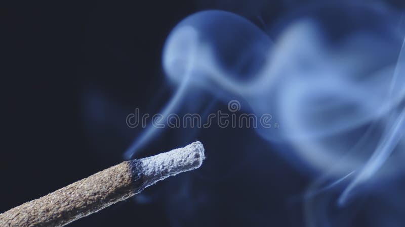 El fumar ardiendo del palillo del incienso imágenes de archivo libres de regalías El fumar ardiendo del palillo del incienso imágenes de archivo libres de regalías