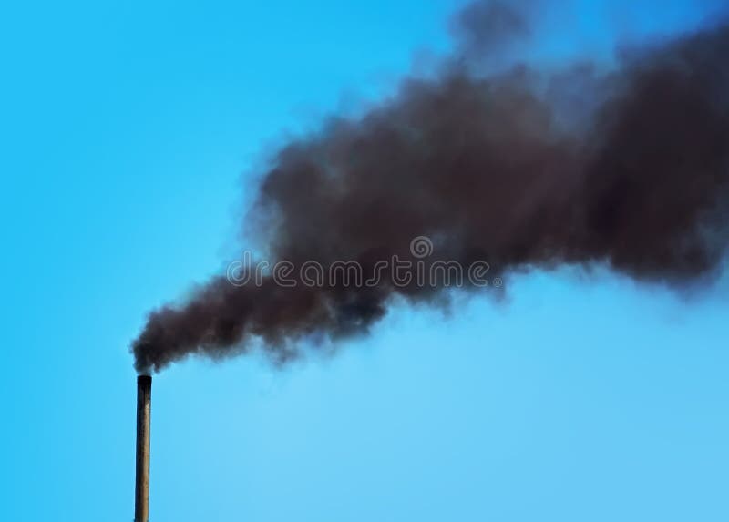 El fumar de la chimenea de la fábrica imagen de archivo libre de regalías El fumar de la chimenea de la fábrica imagen de archivo libre de regalías