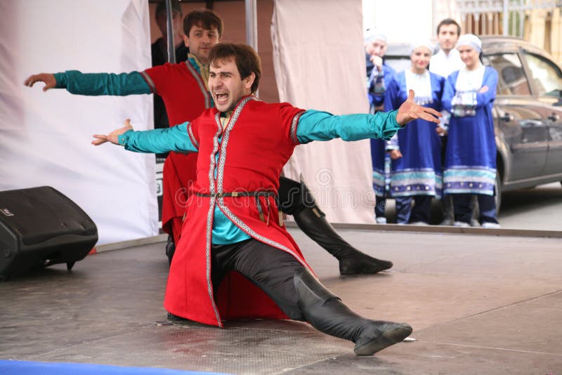 El funcionamiento de los solista-bailarines del conjunto Imamat (Daguestán solar) con danzas tradicionales del Cáucaso del norte imagen de archivo El funcionamiento de los solista-bailarines del conjunto Imamat (Daguestán solar) con danzas tradicionales del Cáucaso del norte imagen de archivo