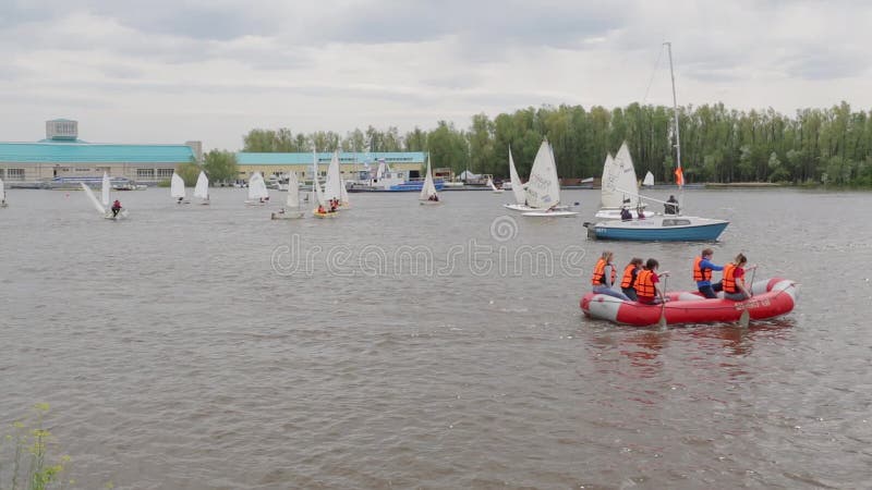 El funcionamiento del club de yachtsmens jovenes en el río Irtysh