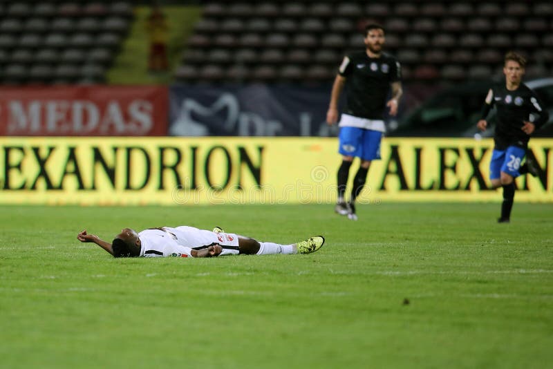 El futbolista, Patrick Ekeng muere después de hundimiento durante el juego de Dinamo Bucarest imágenes de archivo libres de regalías El futbolista, Patrick Ekeng muere después de hundimiento durante el juego de Dinamo Bucarest imágenes de archivo libres de regalías