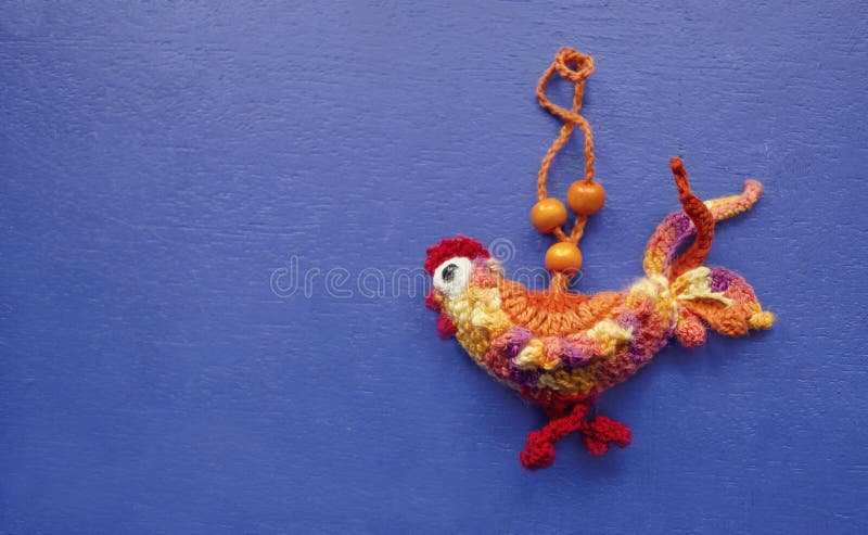 El gallo es un símbolo de 2017 Juguete hecho a mano de la decoración en un fondo de madera azul Primer Celebración de las vacacio imagen de archivo El gallo es un símbolo de 2017 Juguete hecho a mano de la decoración en un fondo de madera azul Primer Celebración de las vacacio imagen de archivo