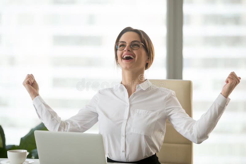 El ganador confiado emocionado de la empresaria que celebra la victoria goza imagen de archivo El ganador confiado emocionado de la empresaria que celebra la victoria goza imagen de archivo