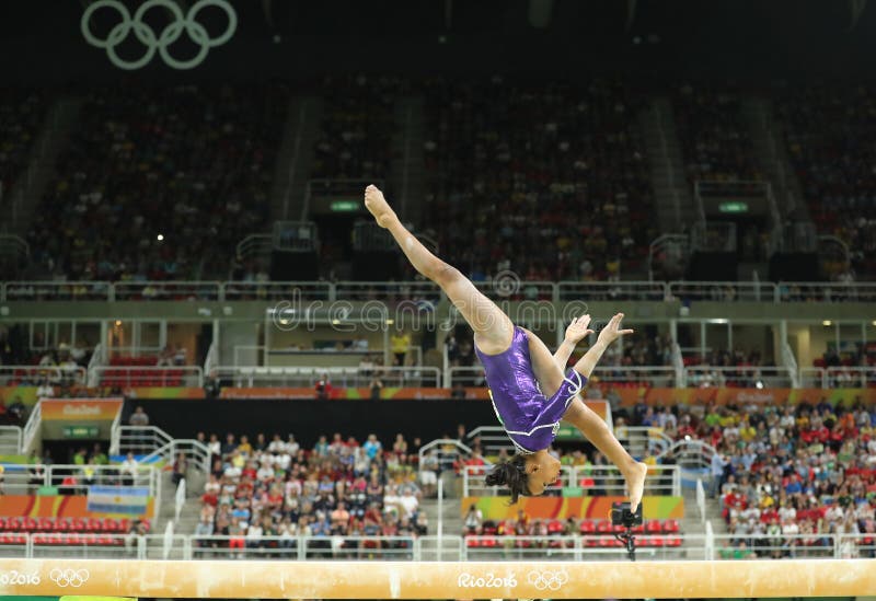 El gimnasta artístico brasileño Rebeca Andrade compite en el haz de balanza en la gimnasia versátil del ` s de las mujeres en Río fotos de archivo libres de regalías El gimnasta artístico brasileño Rebeca Andrade compite en el haz de balanza en la gimnasia versátil del ` s de las mujeres en Río fotos de archivo libres de regalías