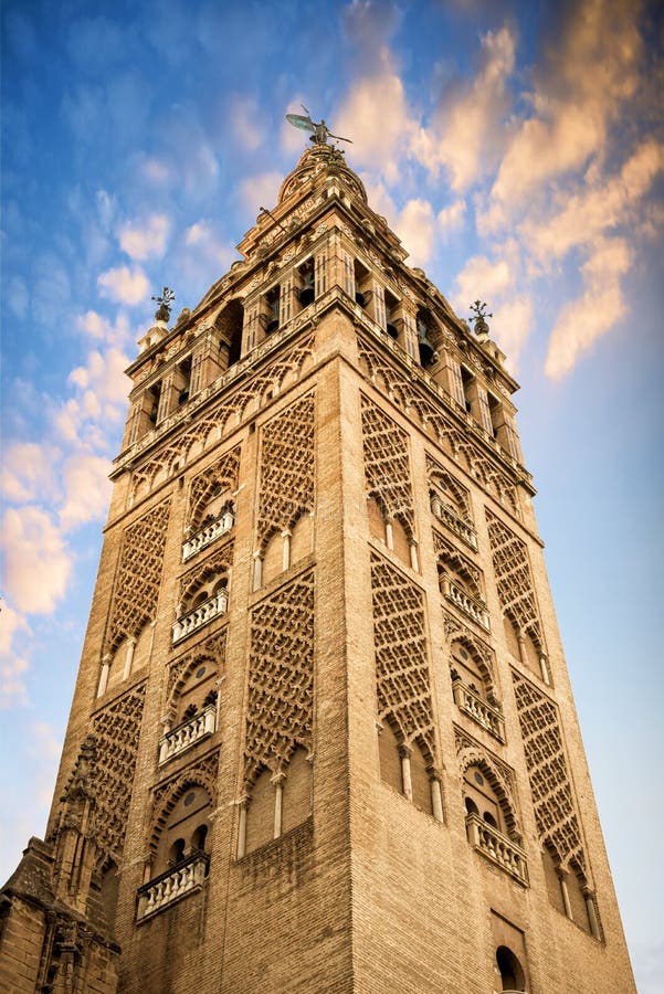 El Giralda, campanario de la catedral de Sevilla en Sevilla, Andalucía, España imagen de archivo El Giralda, campanario de la catedral de Sevilla en Sevilla, Andalucía, España imagen de archivo